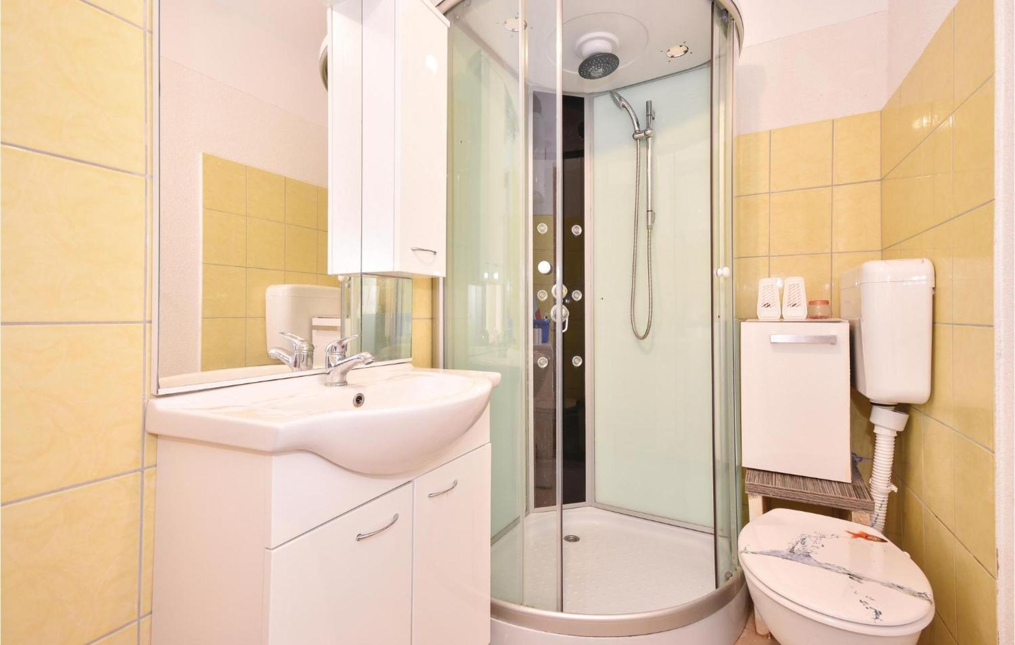 2 Bedroom Gorgeous Apartment In Stomorska Exterior photo